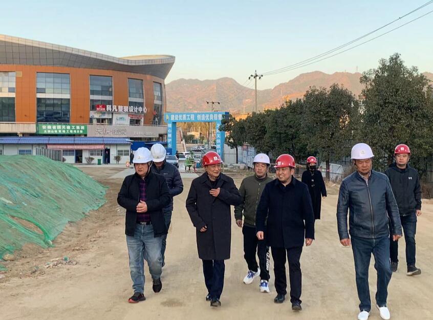 我司承建大別山岳西體育場順利封頂！ 
